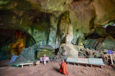 Phuket Tayland, 29 Mayıs 2023. Bir mağarada Buda tapınağı, içeriden görüntüler..