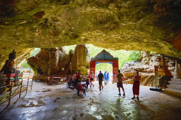 Phuket Tayland, 29 Mayıs 2023. Bir mağarada Buda tapınağı, içeriden görüntüler..