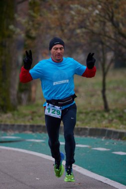 Pitesti, Romanya 10 Aralık 2023, insanları daha iyi sağlık için spor yapmaya çekmek amacıyla her yıl düzenlenen yarışma..