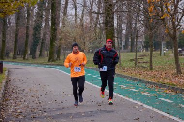 Pitesti, Romanya 10 Aralık 2023, insanları daha iyi sağlık için spor yapmaya çekmek amacıyla her yıl düzenlenen yarışma..