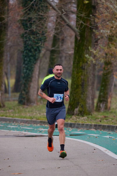 Питешти, Румыния 10 декабря 2023 года. Ежегодно проводятся соревнования по привлечению людей к занятиям спортом для улучшения здоровья..