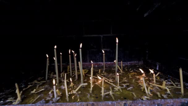 Velas Encendidas Memoria Los Muertos Altar Iglesia — Vídeo de stock