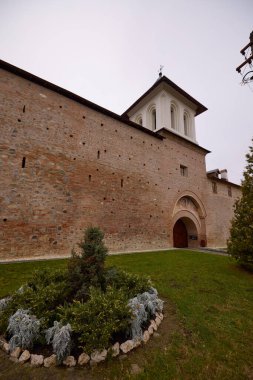 Aninoasa, Arges, Romanya 10 Aralık 2023. Aninoasa Manastırı, manastırın içi ve dışı..