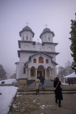 Slaniç Romanya 'yı 10 Aralık 2023' te Arıyor. Arges 'deki Slanic Manastırı, içeriden ve dışarıdan görüntüler, ibadet yeri.