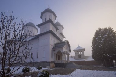 Slaniç Romanya 'yı 10 Aralık 2023' te Arıyor. Arges 'deki Slanic Manastırı, içeriden ve dışarıdan görüntüler, ibadet yeri.