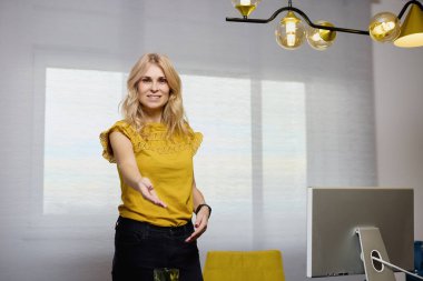 Ofisteki orta yaşlı iş kadını farklı pozlarda..