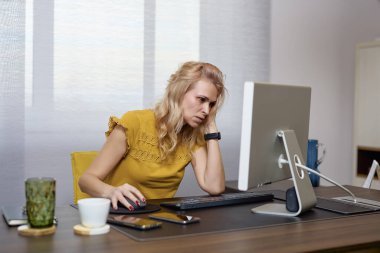 Ofisteki orta yaşlı iş kadını farklı pozlarda..