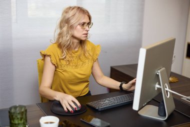 Ofisteki orta yaşlı iş kadını farklı pozlarda..