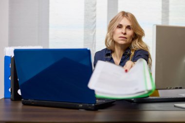 İşe dönmek, ofiste çalışan orta yaşlı bir iş kadını, farklı pozlar..