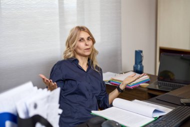 İşe dönmek, ofiste çalışan orta yaşlı bir iş kadını, farklı pozlar..