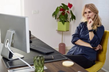 İşe dönmek, ofiste çalışan orta yaşlı bir iş kadını, farklı pozlar..