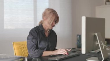 İş kadını bilgisayarda çalışıyor, klavyeye bir şeyler yazıyor..