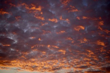 Gökyüzü kırmızı-turuncu renklere sahip güzel bir manzara çeşitli meteorolojik faktörlerden dolayı oluşmuştur..