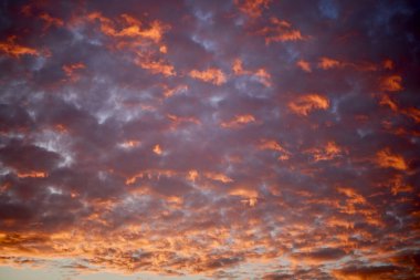 Gökyüzü kırmızı-turuncu renklere sahip güzel bir manzara çeşitli meteorolojik faktörlerden dolayı oluşmuştur..