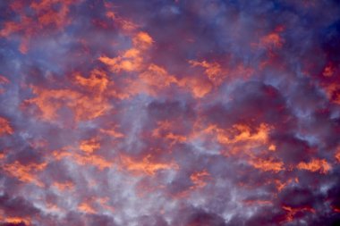 Gökyüzü kırmızı-turuncu renklere sahip güzel bir manzara çeşitli meteorolojik faktörlerden dolayı oluşmuştur..