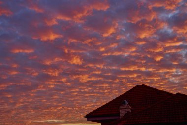 Gökyüzü kırmızı-turuncu renklere sahip güzel bir manzara çeşitli meteorolojik faktörlerden dolayı oluşmuştur..