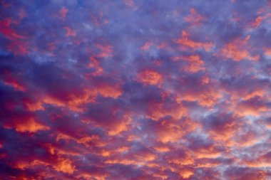 Gökyüzü kırmızı-turuncu renklere sahip güzel bir manzara çeşitli meteorolojik faktörlerden dolayı oluşmuştur..