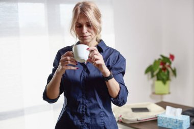 Ofiste orta yaşlı bir iş kadınıyla farklı pozlar.