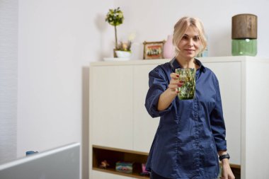 Ofiste orta yaşlı bir iş kadınıyla farklı pozlar.