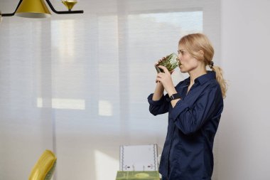 Ofiste orta yaşlı bir iş kadınıyla farklı pozlar.