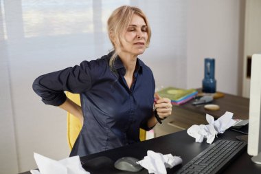 Ofiste orta yaşlı bir iş kadınıyla farklı pozlar.