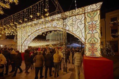 Craiova Romanya 02 Ocak 2024. Avrupa 'nın en güzel ikinci ülkesi olarak kabul edilen Craiova Romanya' daki Noel panayırından görüntüler.