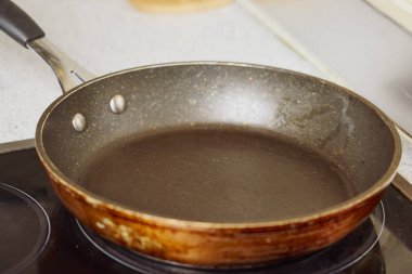 Elektrikli ocakta tava.