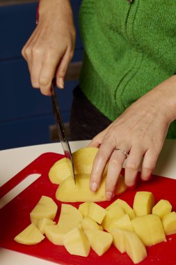 Kadın eli bıçakla kavrulsun diye patates kesiyor..