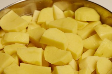 Patatesleri temizleyip, pişirilmeye hazır hale getirmek..