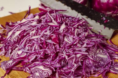 Tahta bir helikopterde doğranmış kırmızı lahana.