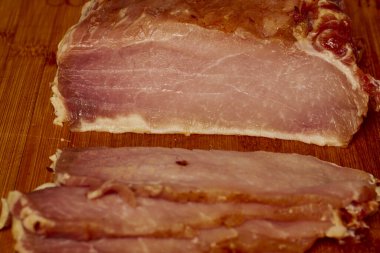 Domuz filetosu ince dilimlenmiş ve pişirmeden önce şnitzel için hazırlanmış..