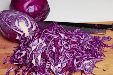 Tahta bir helikopterde doğranmış kırmızı lahana.