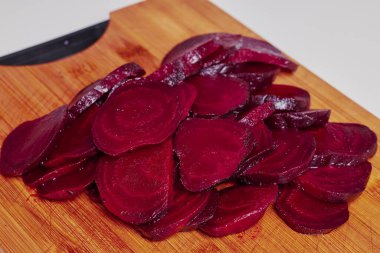 Kırmızı pancar dilimleri salataya konmaya hazır..