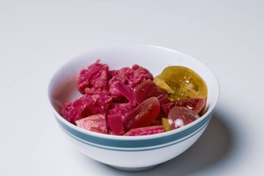 Bir kase turşulu sebze, geleneksel Romen usulü..