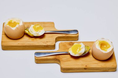 Rafta rafadan yumurta yenmeye hazır..