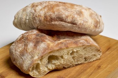 Mutfaktaki tahta masada yapışkan ekmek..