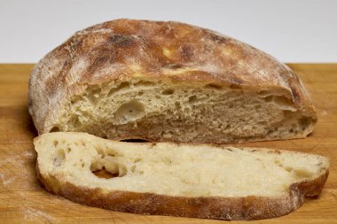 Mutfaktaki tahta masada yapışkan ekmek..