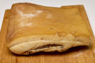 Geleneksel olarak ahşap bir helikopterde hazırlanmış jambon..