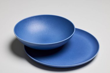 Masadaki modern tabaklar..