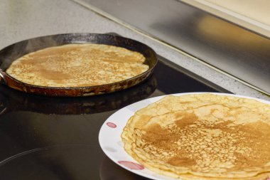 Geleneksel Romen krepleri farklı tatlılarla yenmeye hazırlanıyor.