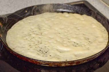 Geleneksel Romen krepleri farklı tatlılarla yenmeye hazırlanıyor.