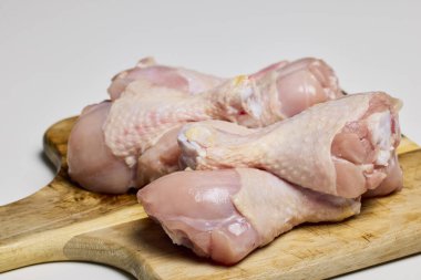 Tahta bir helikopterde tavuk budu temizledim..