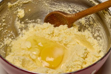 Üstünde yumurta ve hamur olan bir kase..