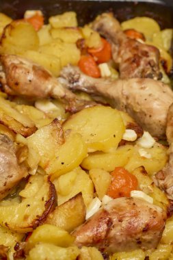 Tavuk butları ve patatesler hazır..