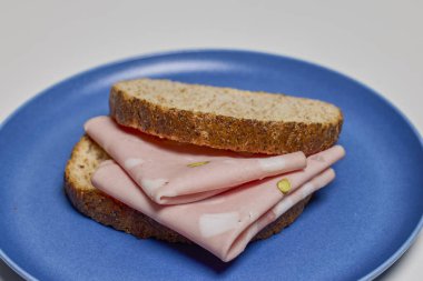 Tabakta Mortadella ile bir dilim ekmek..