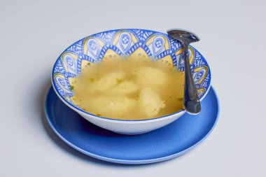 Bir kase köfte çorbası servis edilmeye hazır..