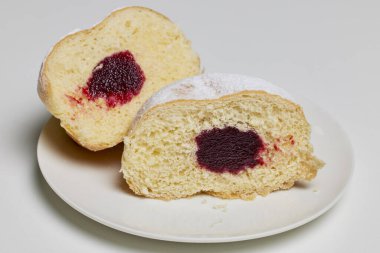 Meyve reçeli ve pudra şekerli donut..