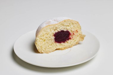 Meyve reçeli ve pudra şekerli donut..