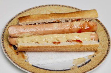 Mutfakta tabakta ev yapımı sosisli sandviç.