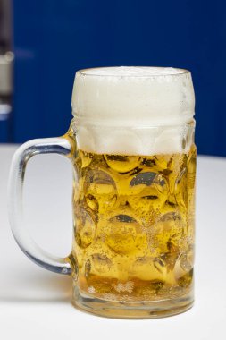 Mutfaktaki masada bira dolu bir bira.